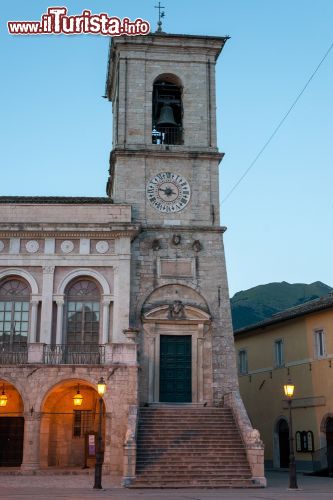 Immagine Il Palazzo Municipale di Norcia, Perugia, prima del terremoto del 2016. Gravemente danneggiato dal sisma, è attualmente inagibile. La torre campanaria risale al 1713 mentre la struttura principale venne edificata nel XIII° secolo  - © Matteo Gabrieli / Shutterstock.com