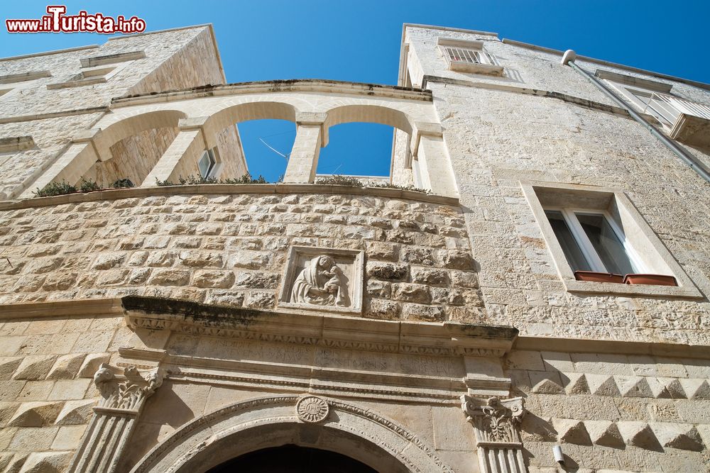 Immagine Palazzo Nesta a Molfetta, Puglia. La costruzione di questo elegante edificio storico risale al 1550.