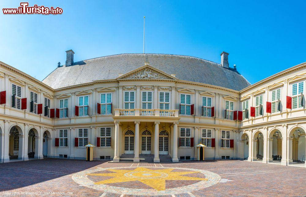 Immagine Palazzo Noordeinde a L'Aia (Olanda): noto anche come "het Oude Hof" è il palazzo di "lavoro" del monarca olandese, re Guglielmo Alessandro dei Paesi Bassi - © trabantos / Shutterstock.com