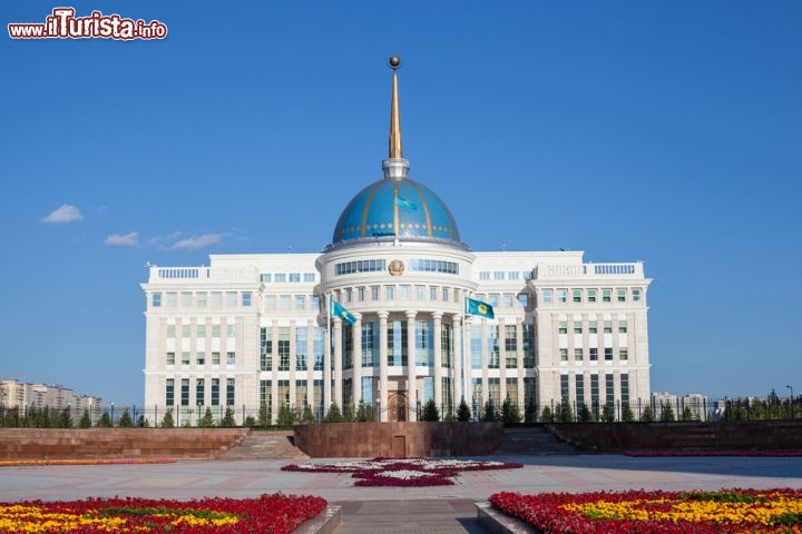 Immagine Palazzo presidenziale di Astana, Kazakistan - Conosciuto come il nome di Ak Orda, che tradotto significa "orda bianca", il palazzo presidenziale di Astana è residenza ufficiale e luogo di lavoro del presidente della repubblica del Kazakistan. Situato sulla riva sinistra del fiume Ishim, l'edificio venne edificato in tre anni e inaugurato ufficialmente nel 2004: il palazzo, che ha forma squadrata, è sormontato da una cupola blu con tanto di guglia dorata su cui vi è un sole con 32 raggi e un'aquila. Per realizzare i pavimenti dell'edificio sono stati utilizzati ben 21 modelli differenti di marmo © freedarst / Shutterstock.com