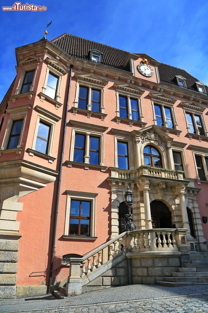 Immagine Palazzo signorile con scalinata esterna nel cuore di Kaufbeuren, Germania.