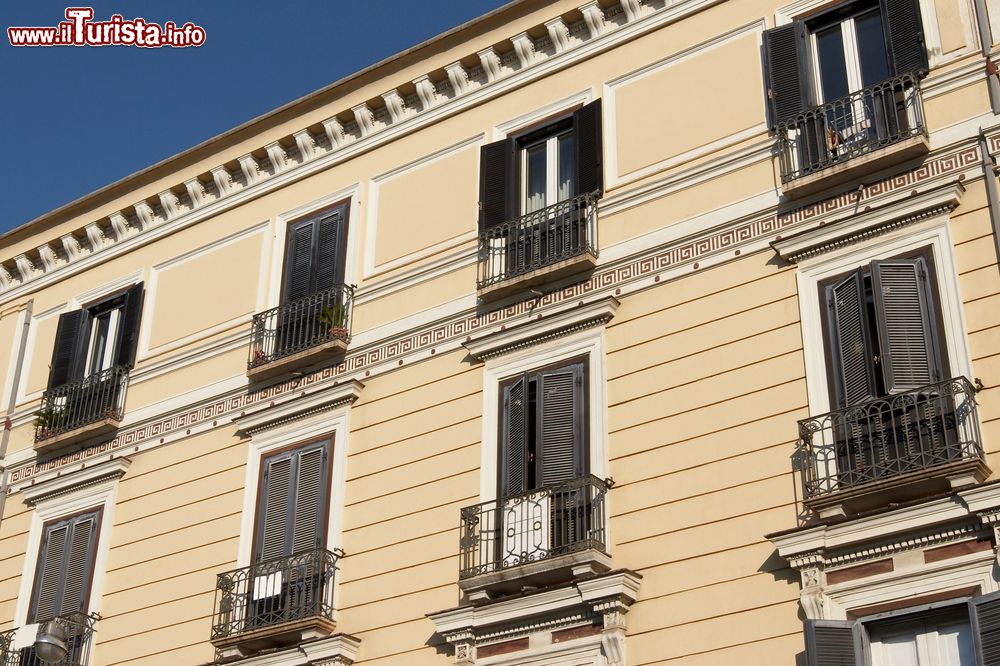 Immagine Palazzo signorile nel centro di Formia, Lazio. A impreziosirne la facciata sono capitelli, decorazioni geometriche e ringhiere in ferro.