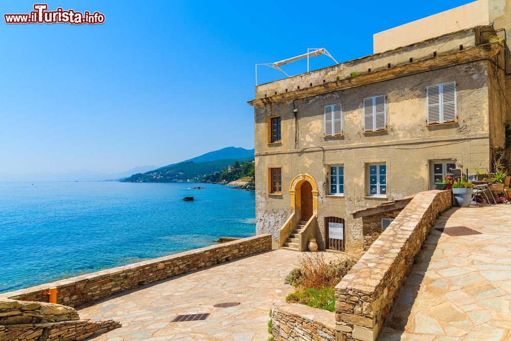 Immagine Palazzo storico a Erbalunga, Corsica, Francia. La posizione sulla costa orientale del Cap Corse, di fronte alla Toscana, protegge il borgo dalle sferzate del Maestrale e del Libeccio.