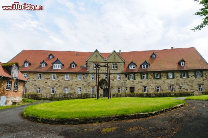 Immagine Palazzo storico a Wolf Hagen vicino a Kassel, Germania - Mattoni a vista e tetto a spiovente per questo antico edificio del villaggio di Wolf Hagen © runzelkorn / Shutterstock.com