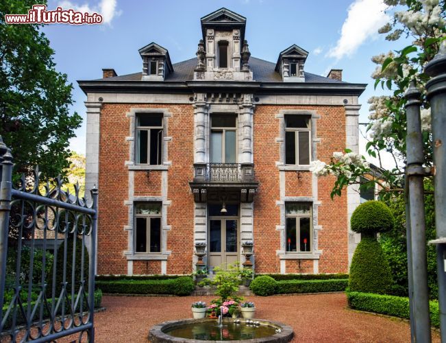 Immagine Un palazzo storico nel borgo di Dinant. La cittadina delle Ardenne è una delle località turistiche più famose della Vallonia - foto © bonzodog / Shutterstock.com