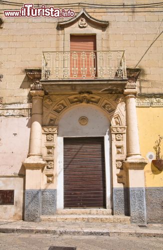 Immagine La fotografia di uno storico palazzo nel centro di Montescaglioso - © Mi.Ti. / Shutterstock.com