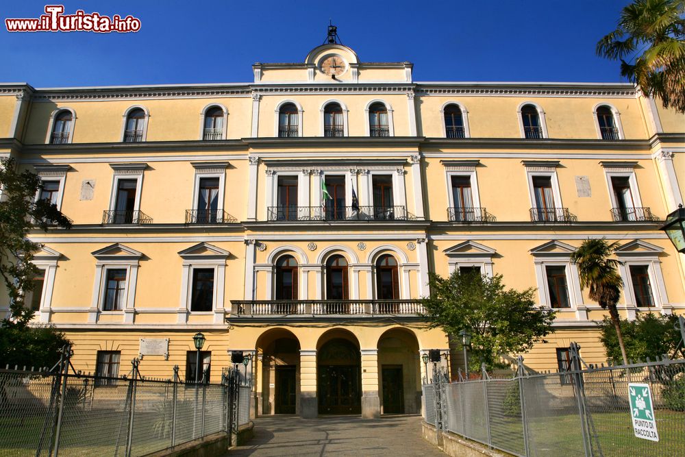 Immagine La facciata di un antico palazzo in centro a Avellino, Italia. Nel cuore della città campana sorgono edifici e costruzioni di grande pregio architettonico.