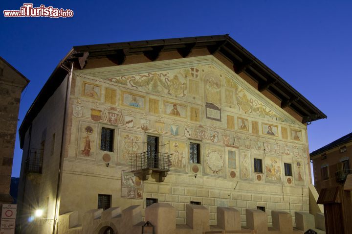 Immagine Un palazzo storico affrescato nel centro di Cavalese in Val di Fiemme (Trentino) - © paolo airenti / Shutterstock.com