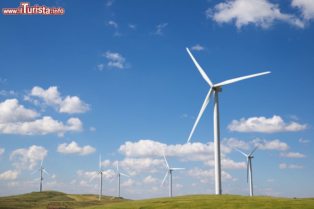Immagine Pale eoliche per la produzione di energia elettrica nel territorio di Soria, Spagna.