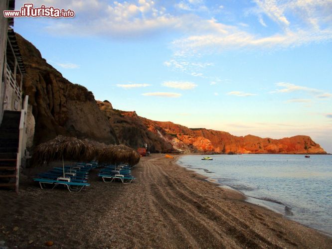 Immagine Paliochori, Milos, Grecia: l'origine vulcanica dell'isola è evidente su questa spiaggia dove esistono sorgenti di calore sotterraneo e dove si può sentire, in certi momenti, un intenso odore di zolfo.