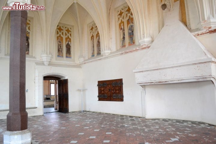 Immagine La palla di cannone: in alto a destra, sopra il camino, è ancora possibile vedere un pezzo della palla di cannone conficcata nel muro di questa sala nel Castello di Malbork, risalente all'attacco del 1410. Si stima che la palla intera pesasse 72 kg.