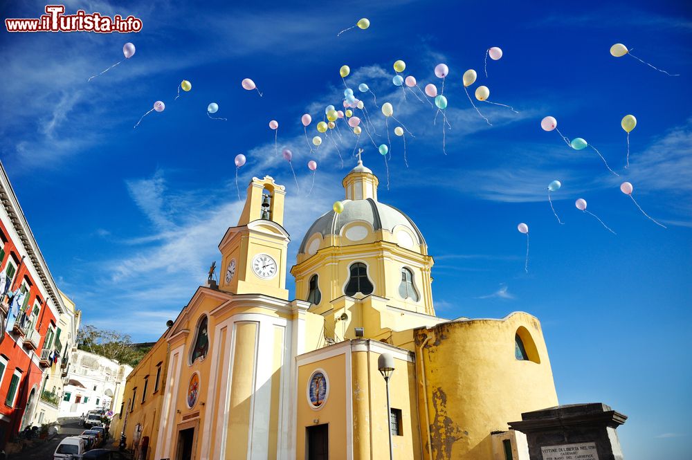 Immagine Palloncini colorati nel cielo sopra una chiesa di Procida, baia di Napoli, Campania.