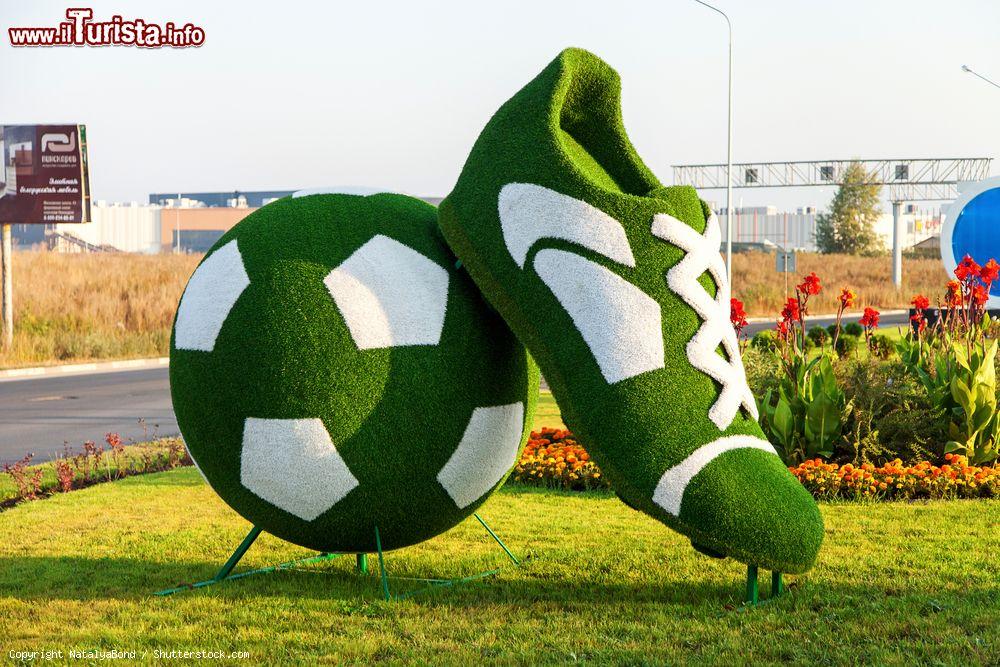 Immagine Pallone e scarpa da calcio in versione floreale a Samara, Russia. Sono il simbolo della Coppa del Mondo 2018 ospitata in Russia - © NatalyaBond / Shutterstock.com