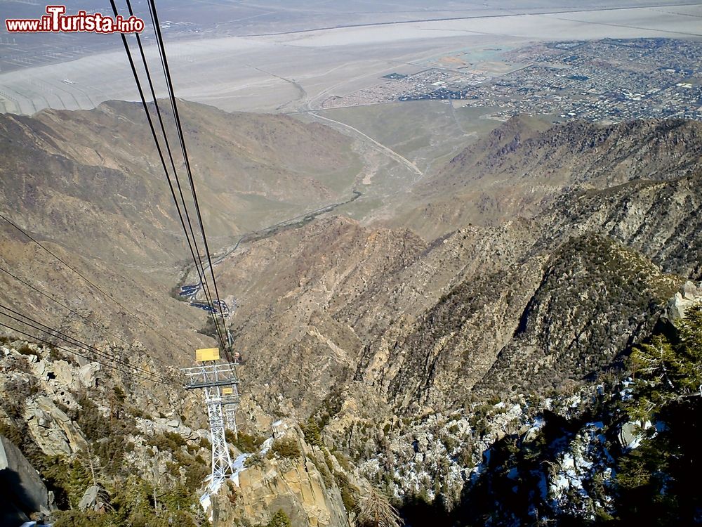 Immagine Palm Springs Aerial Tramway, la funivia con le cabine rotanti in California.