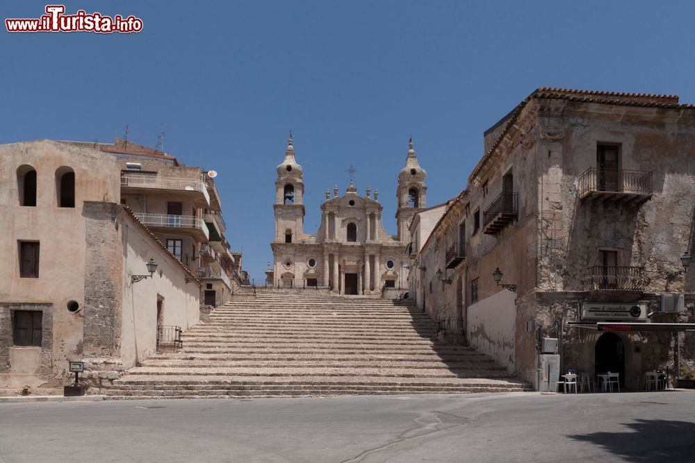 Immagine Palma di Montechiaro passeggiata nel centro storico nel paese del "Gattopardo di Tommasi di Lampedusa".