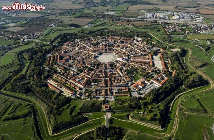 Immagine Palmanova vista aerea che mette in evidenza la perfetta forma di stella della mappa cittadina