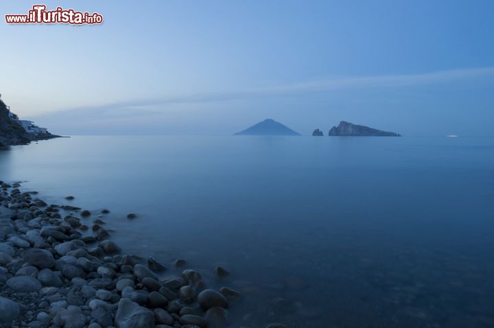 Immagine Panarea al tramonto, Sicilia - Una suggestiva immagine di Panarea, isola dell'Eolie, fotografata al calar del sole. La più piccola e meno elevata dei questo arcipelago nonchè la più antica, è nota come l'isola dei vip ed è fra le più frequentate dai turisti nei mesi estivi © luigi nifosi / Shutterstock.com