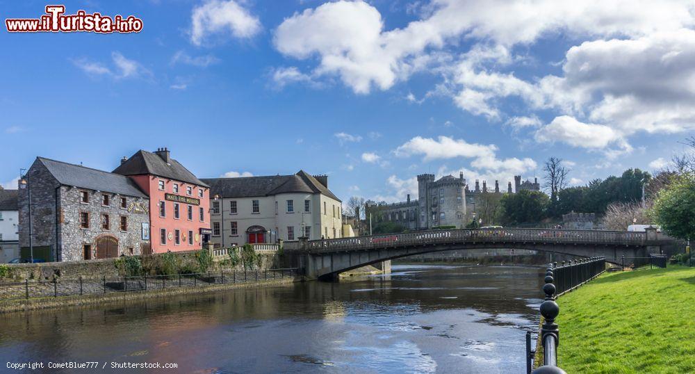 Immagine Panaroma sulla città di Kilkenny con il ponte sul fiume Nore, Irlanda - © CometBlue777 / Shutterstock.com
