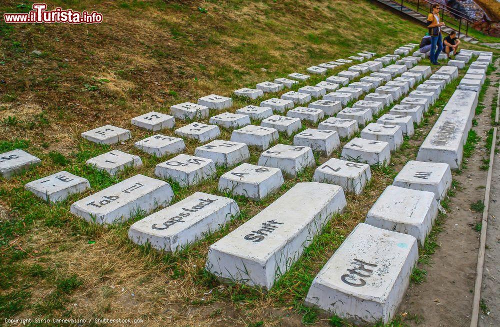 Immagine Panche in cemento a forma di tastiera a Ekaterinburg, Russia. Questa cittadina siberiana è un mix di storia millenaria e di eredità sovietica - © Sirio Carnevalino / Shutterstock.com