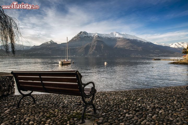 Immagine Panchina lungo il lago di Como a Varenna, Lombardia. Il suggestivo lungolago di Varenna, villaggio di pescatori distrutto nel 1126 dai comaschi - © Restuccia Giancarlo / Shutterstock.com