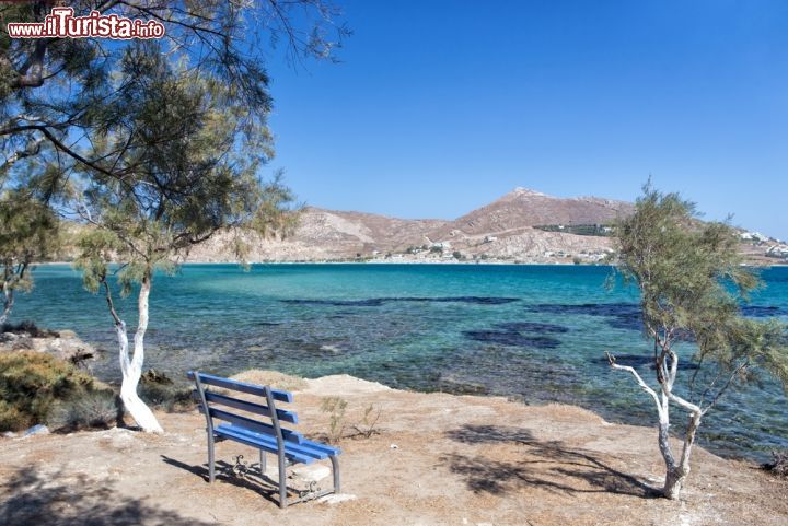 Immagine Una panchina romantica a Paros, Grecia. I panorami di cui si può godere su quest'isola sono fra i più suggestivi di tutte le Cicladi: dolci montagne da cui viene estratto il famoso marmo bianco, che la rese nota sin dall'antichià, colline verdi, villaggi rurali, spiagge spettacolari e acque cristalline. Paros è perfetta per chi cerca divertimento, natura ma anche un pizzico di romanticismo - © Dafinka / Shutterstock.com