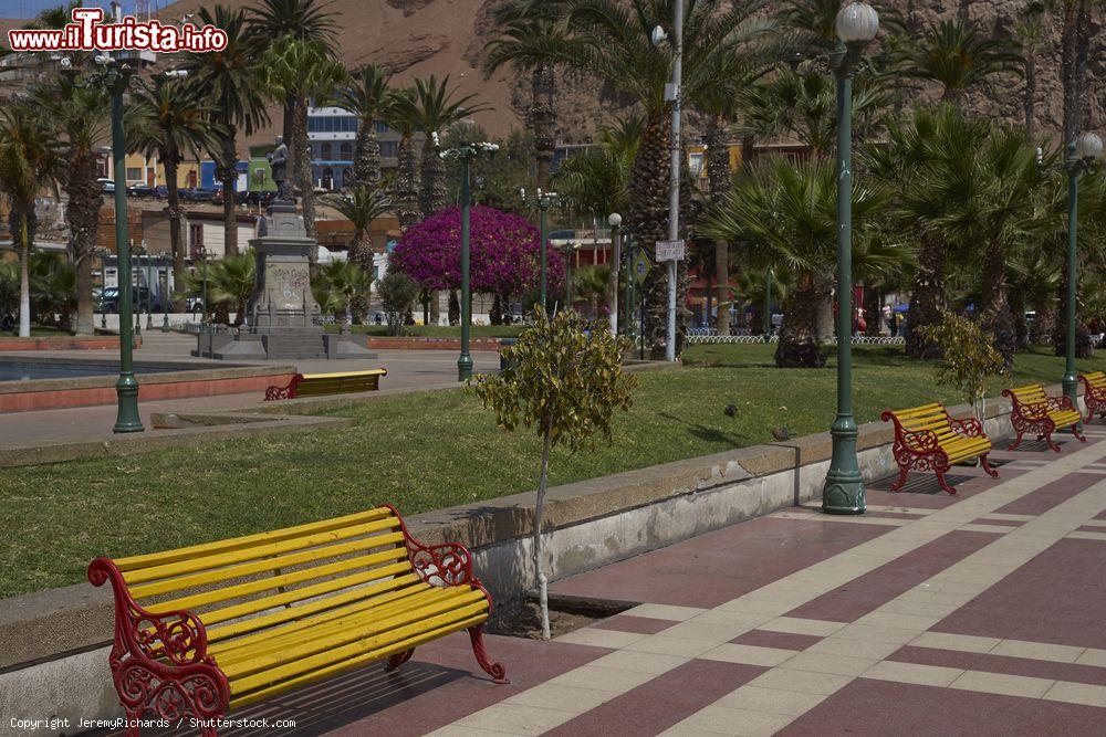 Immagine Panchine colorate e giardini in Piazza Vicuna McKenna a Arica, sulla costa del nord del Cile - © JeremyRichards / Shutterstock.com