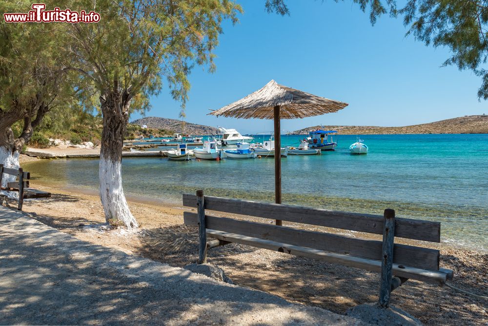 Immagine Panchine in legno e ombrellone sulla spiaggia di Blefoutis, Leros, Grecia.