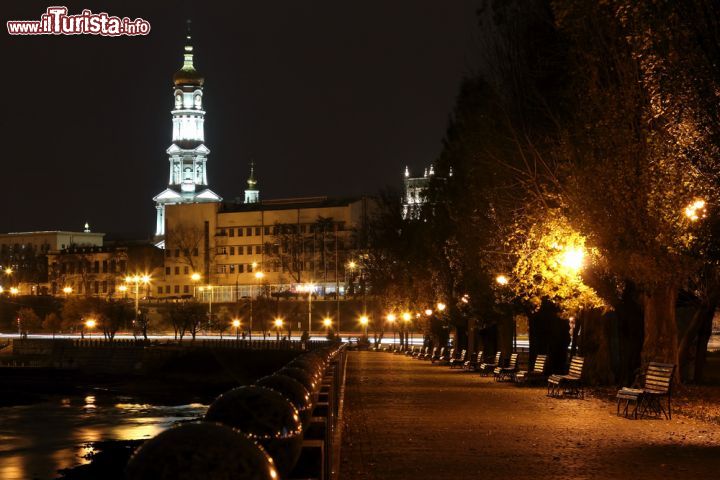 Immagine Panchine sul lungofiume di Kharkiv, Ucraina. Una passeggiata serale alla scoperta degli angoli pù nascosti della città è un interessante modo per visitare questa località che offre arte, cultura e sport