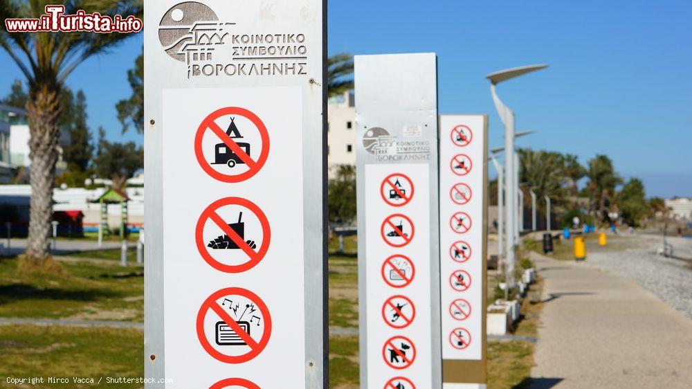 Immagine Pannelli con divieti di attività sulla spiaggia a Larnaca, isola di Cipro - © Mirco Vacca / Shutterstock.com