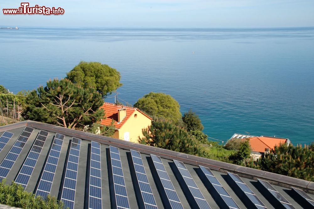 Immagine Pannelli solari a Bergeggi, riviera ligure (Savona). Sullo sfondo il mare che si può raggiungere attraverso viottoli e scalinate.