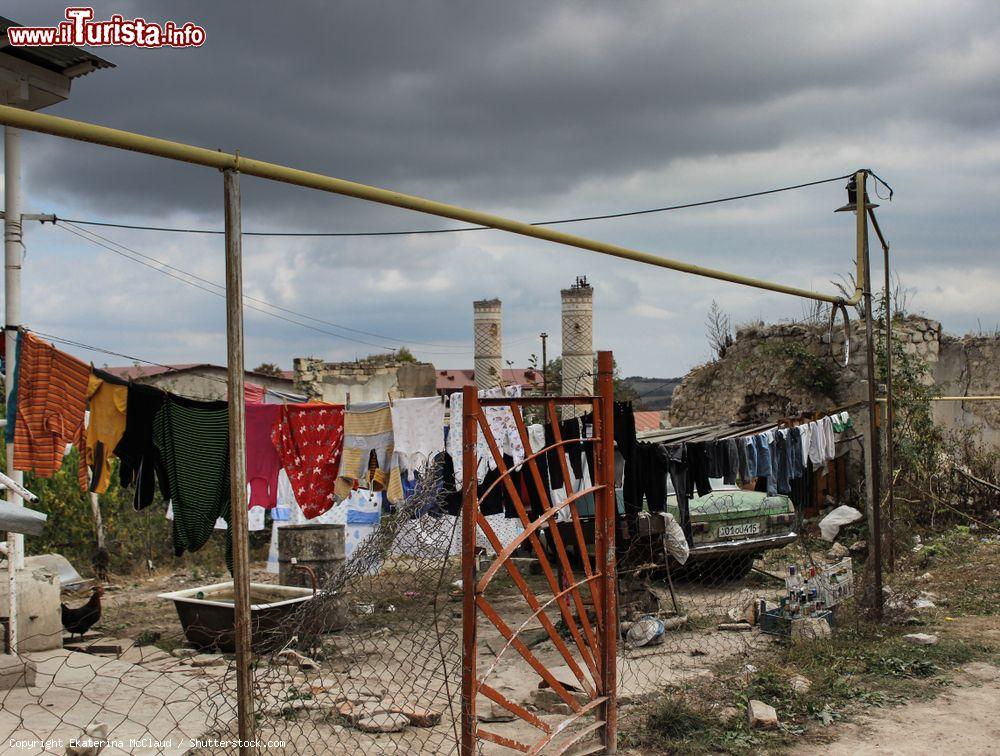 Immagine Panni ad asciugare in una casa della zona rurale di Stepanakert, Nagorno-Karabakh - © Ekaterina McClaud / Shutterstock.com
