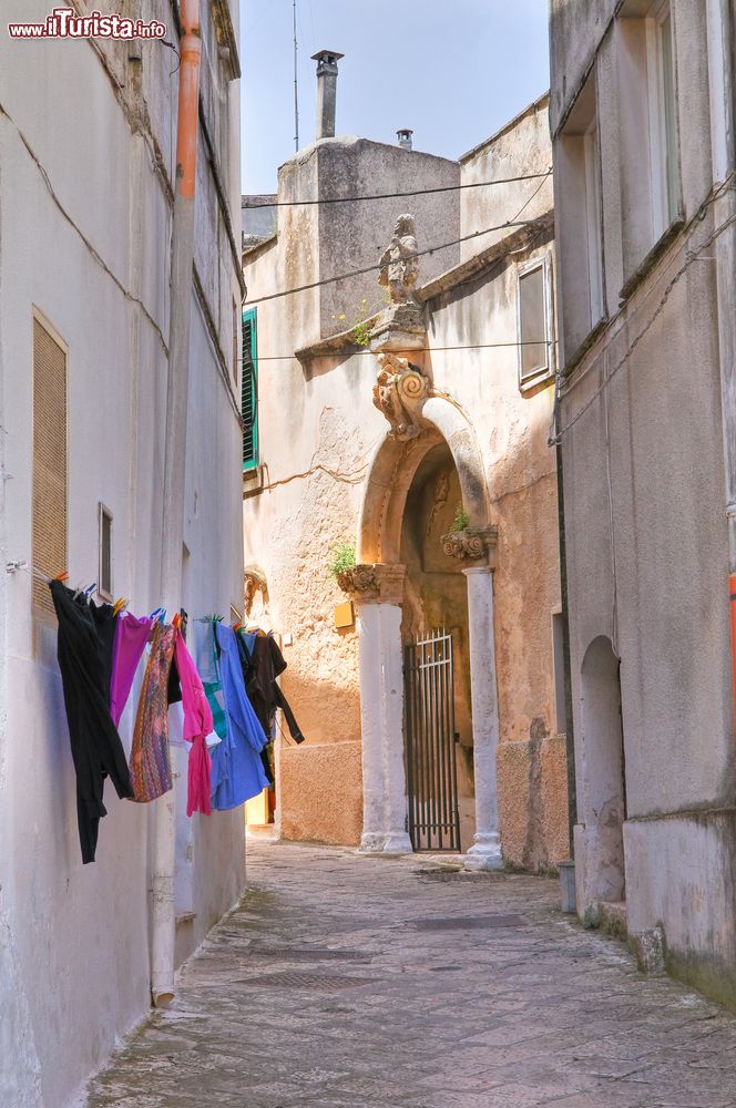 Immagine Panni stesi ad asciugare in un vicolo di Ceglie Messapica, Puglia. 