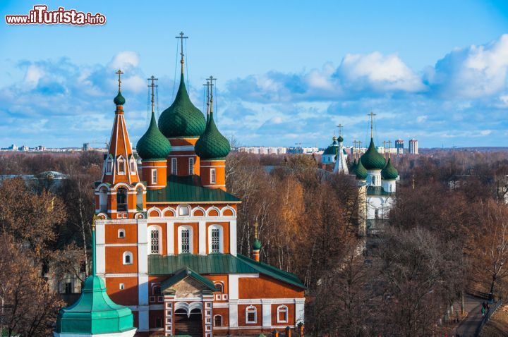 Immagine Paesaggio di Yaroslavl, Russia - Le prime testimonianze scritte della città risalgono al 1071 anche se fu fondata sessant'anni prima dal principe Jaroslav il Saggio. Nel 1612 fu capitale della Russia poichè Mosca era occupata dai polacchi. Il territorio di Yaroslavl custodisce gelosamente bellissimi edifici religiosi e civili che la rendono una delle città più belle del famoso Anello d'Oro © Evgeny Eremeev / Shutterstock.com