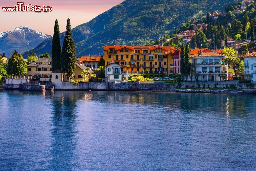 Immagine Panorama serale del borgo di Bellano che si riflette sulle acque del Lago di Como, nelle Alpi, in Lombardia