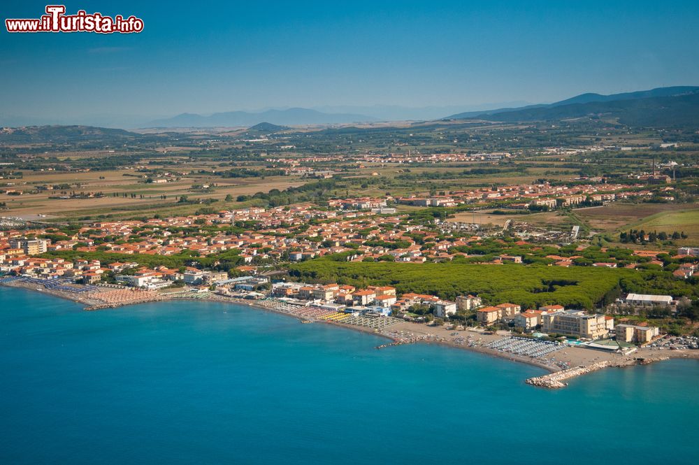 Immagine Panorama aereo della Costa degli Etruschi fra Marina di Cecina, Vada, Solvay e Castiglioncello (Toscana). Questo tratto di litorale comprende il territorio continentale della provincia di Livorno.