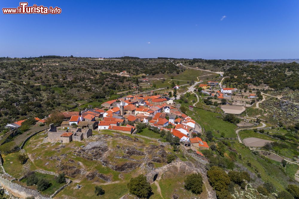Immagine Panorama aereo del borgo di Castelo Mendo, Portogallo. La città sorge su vestigia risalenti all'Età del Bronzo e di epoca romana.