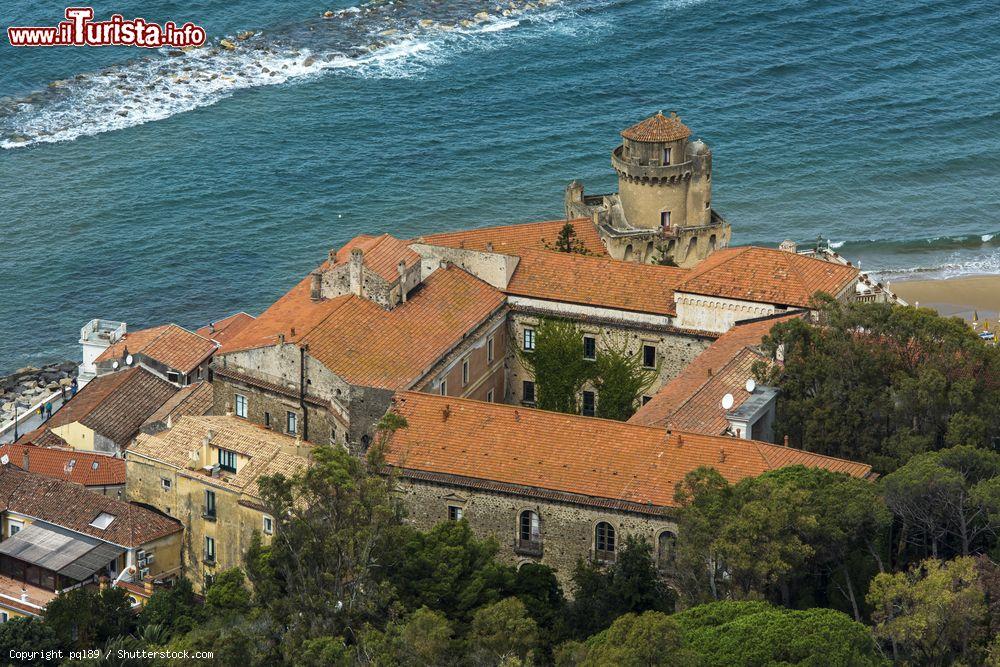 Immagine Panorama aereo del castello di Santa Maria a Castellabate, Campania, Italia - © pql89 / Shutterstock.com