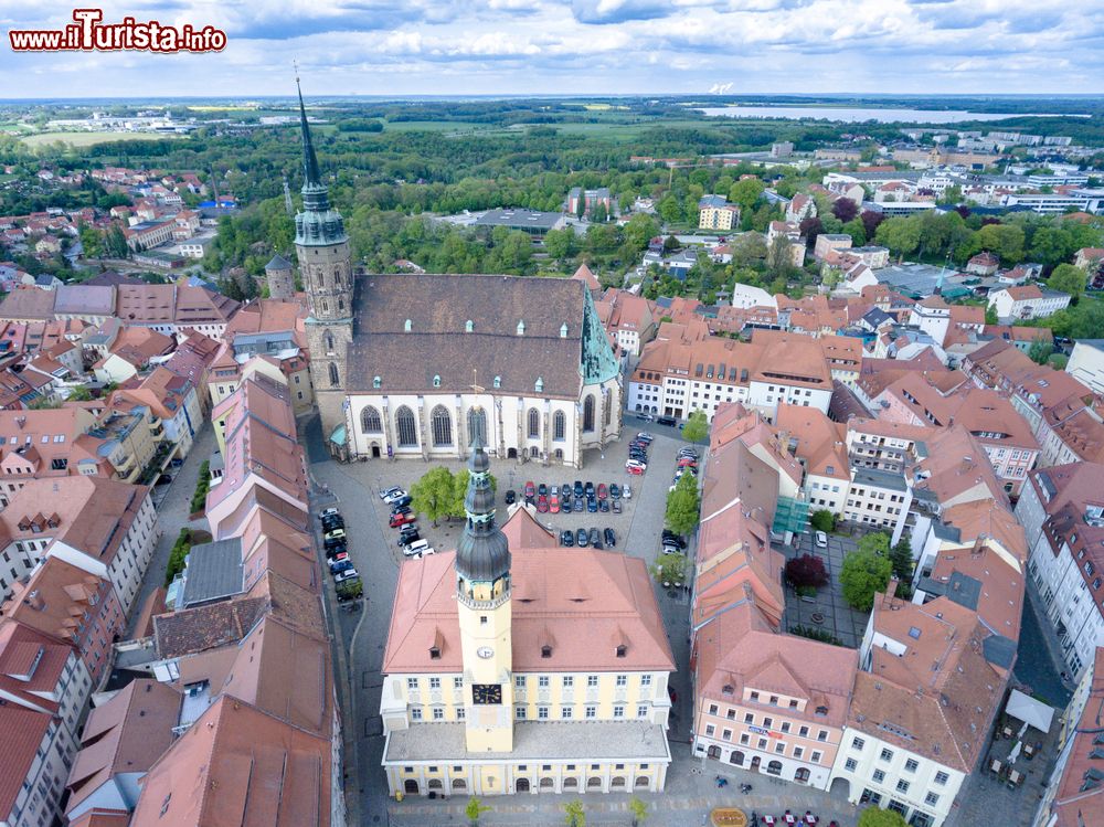 Immagine Panorama aereo del centro storico di Bautzen, Germania. Ricostruito in stile barocco dopo la guerra dei trent'anni nel XVII° secolo, ospita case signorili e uno splendido Municipio.