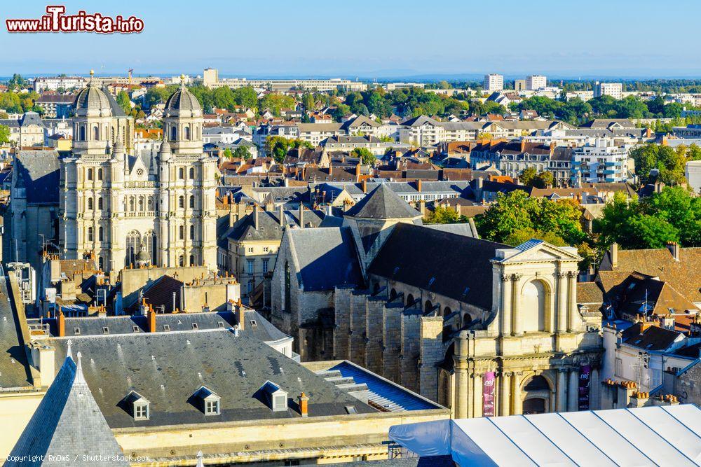 Immagine Panorama aereo del centro storico di Digione, Borgogna, Francia. Sullo sfondo la chiesa di San Michele, edificio tardo-gotico costruito fra il 1499 e il 1529. La facciata a due torri di influsso rinascimentale venne completata solo nel 1677 con maestose decorazioni nei portali - © RnDmS / Shutterstock.com