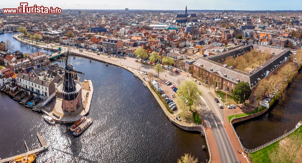Immagine Panorama aereo del centro storico di Haarlem, Olanda, con il mulino a vento affacciato sui canali.