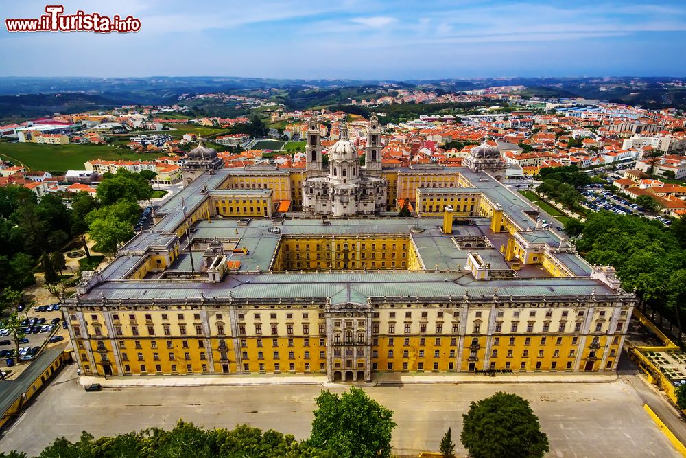 Immagine Panorama aereo del Convento Reale e del Palazzo di Mafra, Portogallo. Principale attrazione della città, questo complesso ospita al suo interno più di 1200 stanze collegate da 150 rampe di scale.