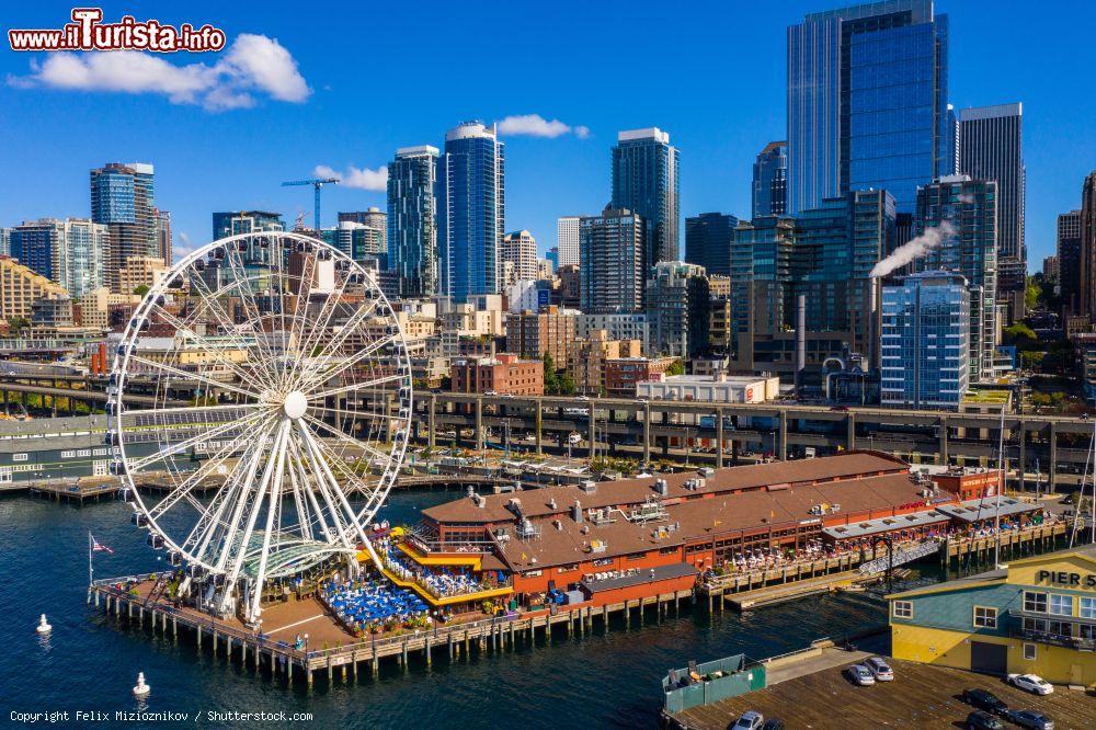 Immagine Panorama aereo del distretto della Grande Ruota Panoramica di Seattle, Washington. Con i suoi 53 metri di altezza, questa ruota è la più alta degli States - © Felix Mizioznikov / Shutterstock.com