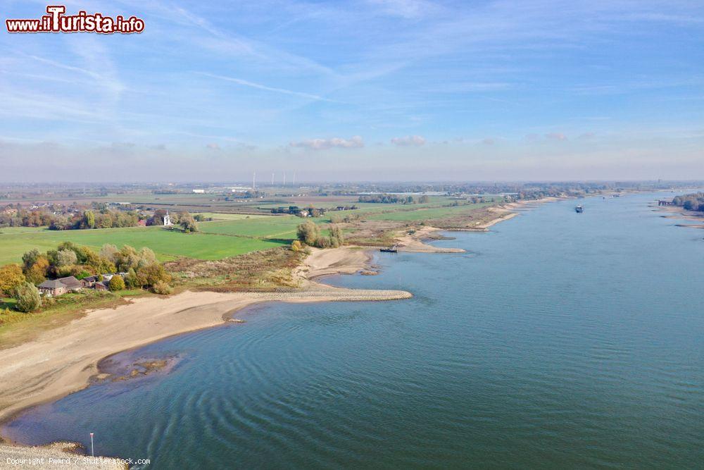 Immagine Panorama aereo del fiume Maas con la bassa marea a Nijmegen, Olanda, in una giornata autunnale - © Pmmrd / Shutterstock.com