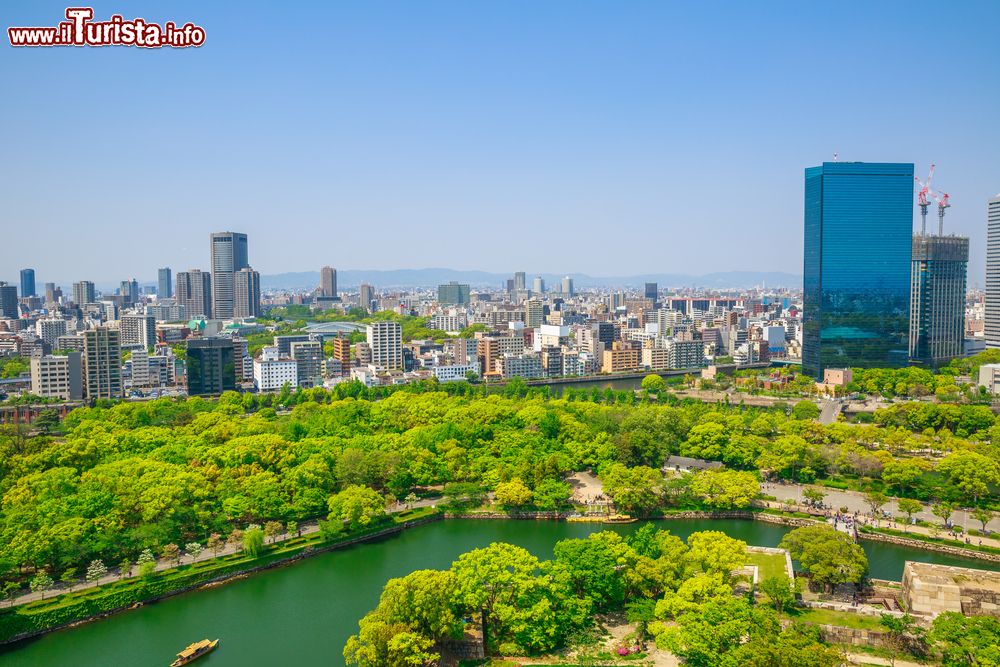 Immagine Panorama aereo del fossato attorno al castello di Osaka, Giappone. Sullo sfondo, il quartiere degli affari della città e le montagne che circondano il castello, simbolo cittadino. 