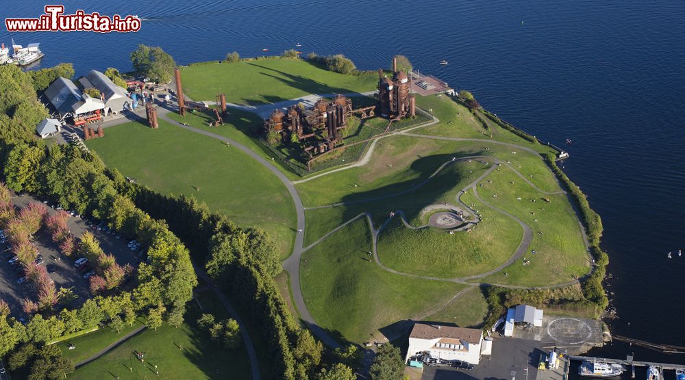Immagine Panorama aereo del Gas Works Park a Seattle, Washington (USA). Un tempo qui sorgeva uno stabilimento per la lavorazione del petrolio; ora vi è un'area verde puntellata da qualche attrezzatura lasciata a memoria dei posteri.