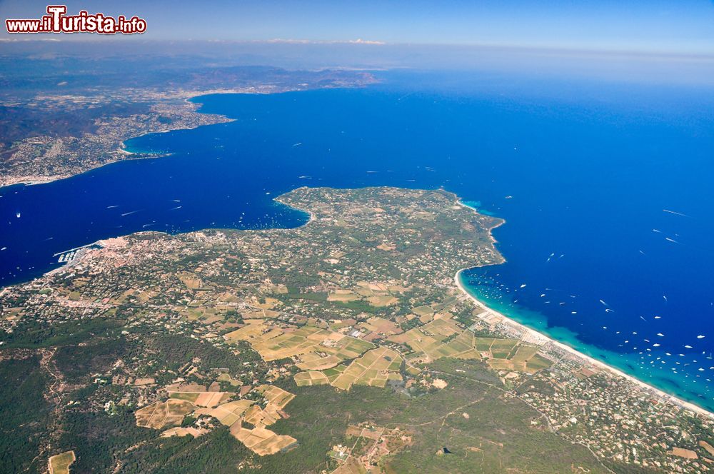 Immagine Panorama aereo del golfo di Saint-Tropez su cui si affaccia Sainte-Maxime, Francia. Questo tratto di costa è uno dei più rinomati del Var.