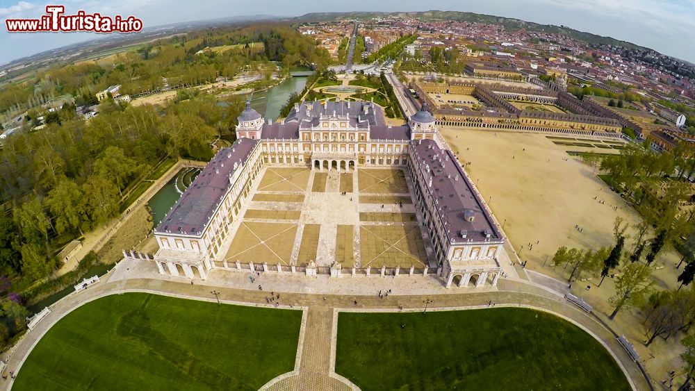 Immagine Panorama aereo del palazzo reale di Aranjuez, Spagna. Commissionato da Filippo II° di Spagna e progettato dagli architetti Juan Bautista de Toledo e da Juan de Herrera, alla sua realizzazione collaborò anche Filippo Juvarra. Venne completato durante il regno di Ferdinando VI° mentre sotto Carlo III° fu ampliato con l'aggiunta di due ali.