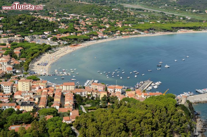 Immagine Panorama aereo del porticciolo di Marina di Campo, isola d'Elba, che ospita i pescherecci dei pescatori locali durante tutto l'anno per poi aumentare, nei mesi estivi, l'afflusso di piccole imbarcazioni da diporto. Da qui vengono organizzate anche interessanti escursioni per l'isola di Pianosa, ex carcere penitenziario di massima sicurezza - © stefano marinari / Shutterstock.com