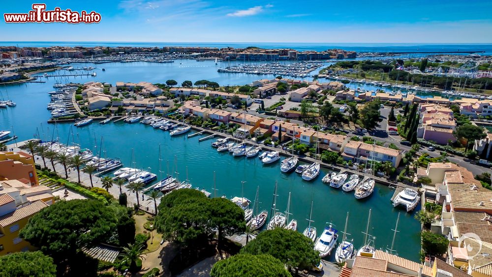 Immagine Panorama aereo del porto turistico di Cap d'Agde, Francia. Situata fra mare e colline, questa graziosa località della Linguadoca-Rossiglione offre natura incontaminata, eccellente gastronomia e cultura.