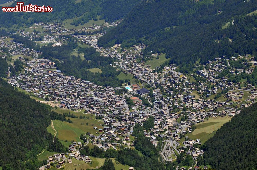 Immagine Panorama aereo del villaggio di Morzine, Alpi francesi. Situata a 980 metri di quota, Morzine è un'importante località sia per il turismo invernale che estivo.